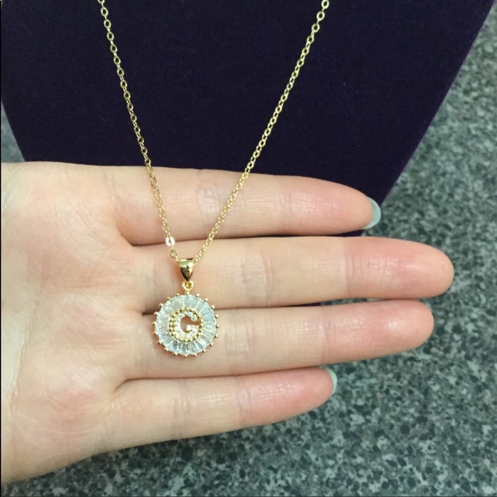 New 18K gold “G” CZ diamond chain for women